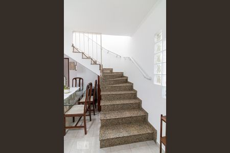 Escadas de casa para alugar com 3 quartos, 195m² em Vila Rosália, Guarulhos