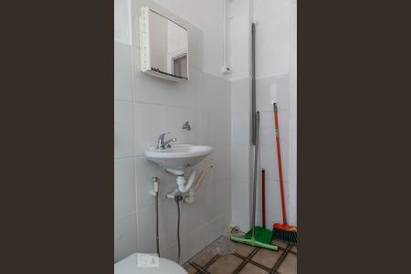 Banheiro de apartamento para alugar com 1 quarto, 30m² em José Menino, Santos