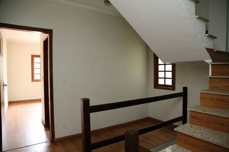 Casa para alugar com 300m², 4 quartos e 4 vagasEscada