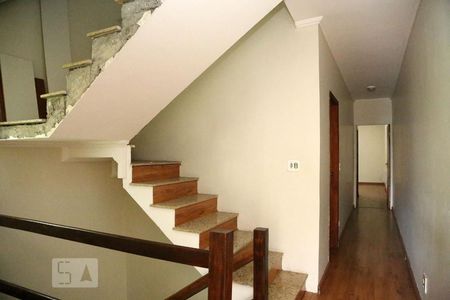 Escada de casa para alugar com 4 quartos, 300m² em Parque Monte Alegre, Taboão da Serra