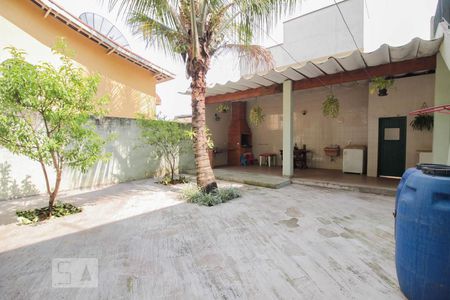 Casa à venda com 300m², 4 quartos e 2 vagas Casa à venda com 300m², 4 quartos e 2 vagasquintal