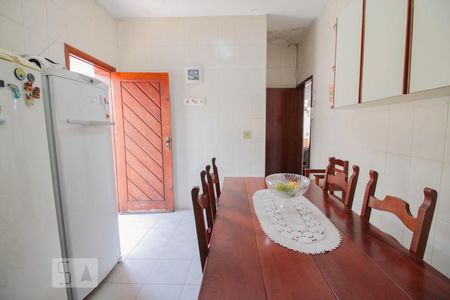 Casa à venda com 300m², 4 quartos e 2 vagas Casa à venda com 300m², 4 quartos e 2 vagascozinha