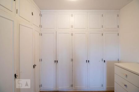 Casa à venda com 230m², 4 quartos e 2 vagasQuarto 4 - Suíte - Armário