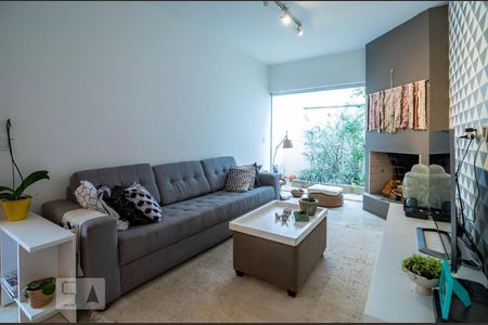 Casa à venda com 230m², 4 quartos e 2 vagasSala de TV