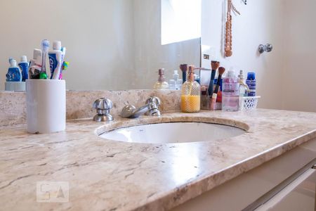 Casa à venda com 230m², 4 quartos e 2 vagasBanheiro da Suíte 1 - Pia