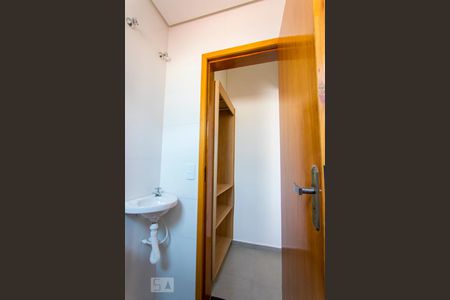 Banheiro de kitnet/studio para alugar com 1 quarto, 10m² em Vila São Pedro, Santo André