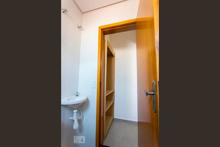 Banheiro de kitnet/studio para alugar com 1 quarto, 10m² em Vila São Pedro, Santo André