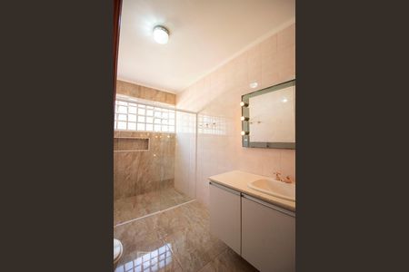 Casa para alugar com 290m², 5 quartos e 7 vagasBanheiro 1