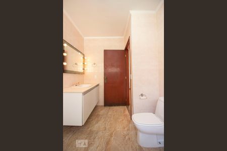 Casa para alugar com 290m², 5 quartos e 7 vagasBanheiro 1