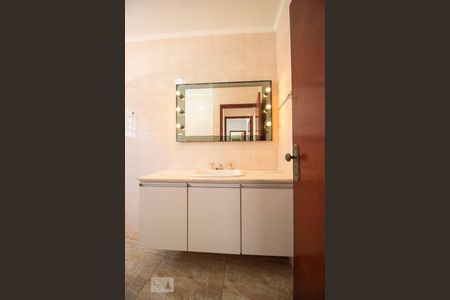 Casa para alugar com 290m², 5 quartos e 7 vagasBanheiro 1