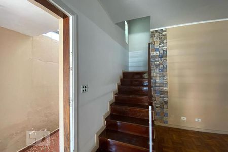 Casa para alugar com 129m², 2 quartos e 2 vagas Casa para alugar com 129m², 2 quartos e 2 vagasEscada