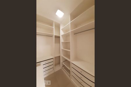 Apartamento para alugar com 66m², 2 quartos e sem vagaCloset do quarto