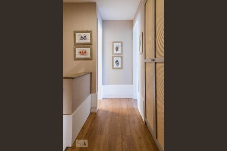 Casa de condomínio à venda com 400m², 4 quartos e 2 vagasCorredor dos dormitórios