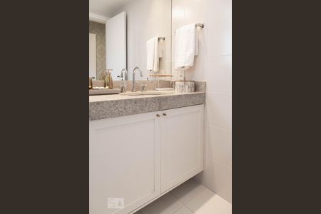 Casa de condomínio à venda com 400m², 4 quartos e 2 vagasBanheiro da suíte 3