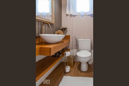 Casa de condomínio à venda com 400m², 4 quartos e 2 vagasLavabo