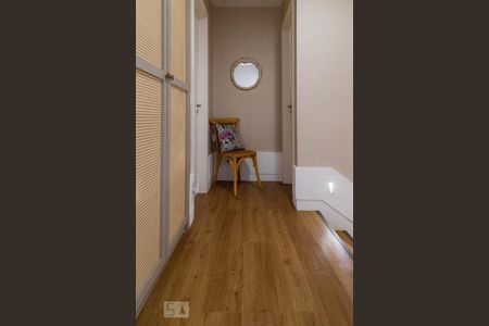 Casa de condomínio à venda com 400m², 4 quartos e 2 vagasCorredor dos dormitórios