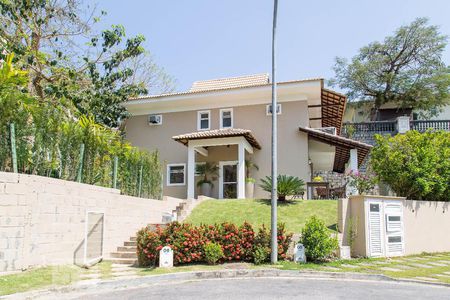 Casa de condomínio à venda com 400m², 4 quartos e 2 vagasFachada da casa