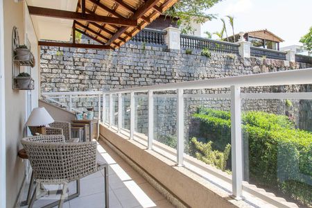 Casa de condomínio à venda com 400m², 4 quartos e 2 vagasVaranda da suíte 2 e 3