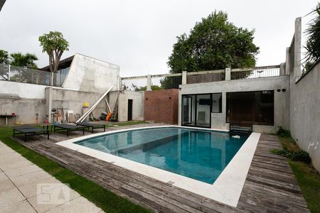 Casa à venda com 496m², 4 quartos e 4 vagas Casa à venda com 496m², 4 quartos e 4 vagasÁrea comum - Piscina