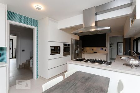 Casa à venda com 496m², 4 quartos e 4 vagas Casa à venda com 496m², 4 quartos e 4 vagasCozinha