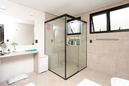 Casa à venda com 496m², 4 quartos e 4 vagas Casa à venda com 496m², 4 quartos e 4 vagasBanheiro da Suíte 1