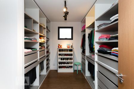 Casa à venda com 496m², 4 quartos e 4 vagas Casa à venda com 496m², 4 quartos e 4 vagasCloset 1