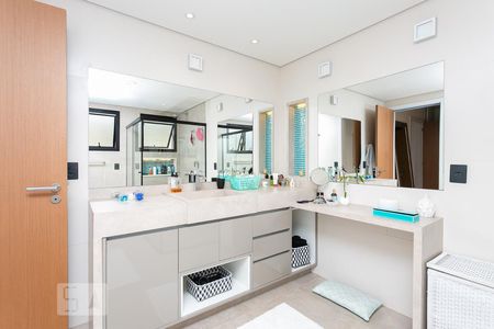 Casa à venda com 496m², 4 quartos e 4 vagas Casa à venda com 496m², 4 quartos e 4 vagasBanheiro da Suíte 1