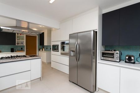 Casa à venda com 496m², 4 quartos e 4 vagas Casa à venda com 496m², 4 quartos e 4 vagasCozinha