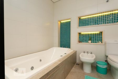 Casa à venda com 496m², 4 quartos e 4 vagas Casa à venda com 496m², 4 quartos e 4 vagasBanheiro da Suíte 3