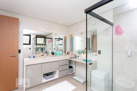 Casa à venda com 496m², 4 quartos e 4 vagas Casa à venda com 496m², 4 quartos e 4 vagasBanheiro da Suíte 1