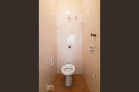 Casa à venda com 190m², 3 quartos e 2 vagas Casa à venda com 190m², 3 quartos e 2 vagasBanheiro de Serviço