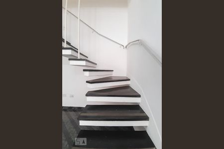 Casa à venda com 190m², 3 quartos e 2 vagas Casa à venda com 190m², 3 quartos e 2 vagasEscadas