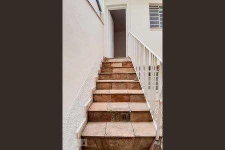 Casa à venda com 190m², 3 quartos e 2 vagas Casa à venda com 190m², 3 quartos e 2 vagasEscadas