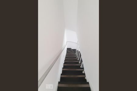 Casa à venda com 190m², 3 quartos e 2 vagas Casa à venda com 190m², 3 quartos e 2 vagasEscadas