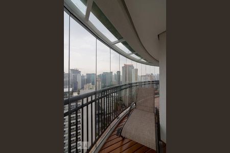 Apartamento à venda com 120m², 2 quartos e 3 vagasVaranda Suíte 2