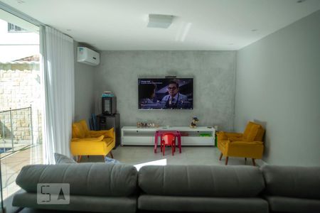 Sala de estar de casa de condomínio à venda com 4 quartos, 500m² em Vargem Pequena, Rio de Janeiro