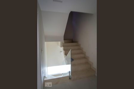 Casa de condomínio à venda com 500m², 4 quartos e 2 vagasEscadas