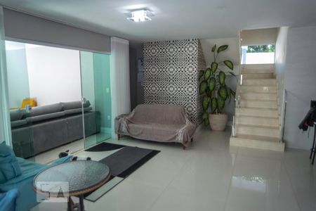 Sala de casa de condomínio à venda com 4 quartos, 500m² em Vargem Pequena, Rio de Janeiro