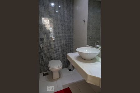 Casa de condomínio à venda com 500m², 4 quartos e 2 vagasBanheiro da Área Externa