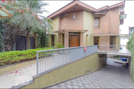 Casa à venda com 313m², 3 quartos e 3 vagas Casa à venda com 313m², 3 quartos e 3 vagasEntrada