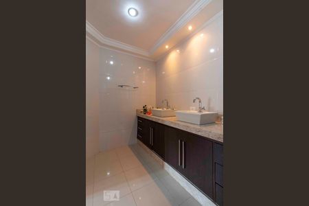 Casa à venda com 180m², 3 quartos e 2 vagasBanheiro Quarto 1 - Suite