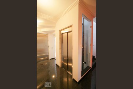 Elevador no primeiro piso de casa à venda com 3 quartos, 650m² em Bosque da Saúde, São Paulo