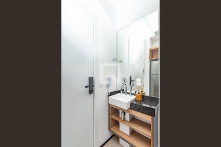 Banheiro de kitnet/studio para alugar com 1 quarto, 24m² em Liberdade, São Paulo
