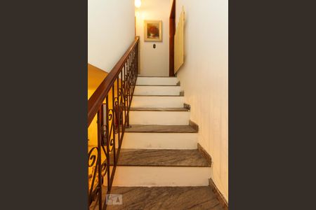 Casa para alugar com 330m², 3 quartos e 2 vagas Casa para alugar com 330m², 3 quartos e 2 vagasEscada