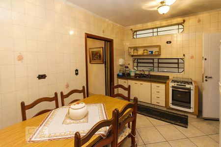 Casa para alugar com 330m², 3 quartos e 2 vagas Casa para alugar com 330m², 3 quartos e 2 vagasCozinha