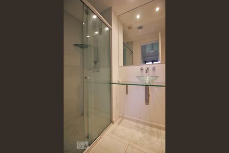 Banheiro de apartamento para alugar com 1 quarto, 70m² em Vila Suzana, São Paulo
