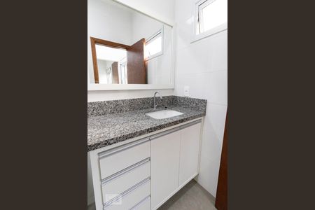 Banheiro de apartamento para alugar com 1 quarto, 33m² em Saco dos Limões, Florianópolis