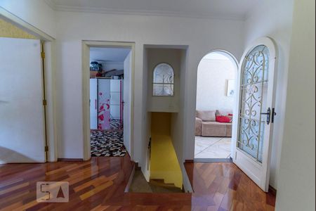 Casa para alugar com 295m², 5 quartos e 3 vagas Casa para alugar com 295m², 5 quartos e 3 vagasCorredor