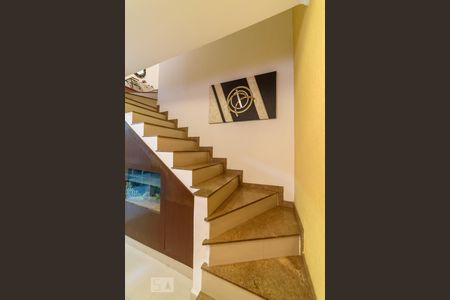 Casa para alugar com 295m², 5 quartos e 3 vagas Casa para alugar com 295m², 5 quartos e 3 vagasEscada