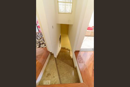 Casa para alugar com 295m², 5 quartos e 3 vagas Casa para alugar com 295m², 5 quartos e 3 vagasEscada